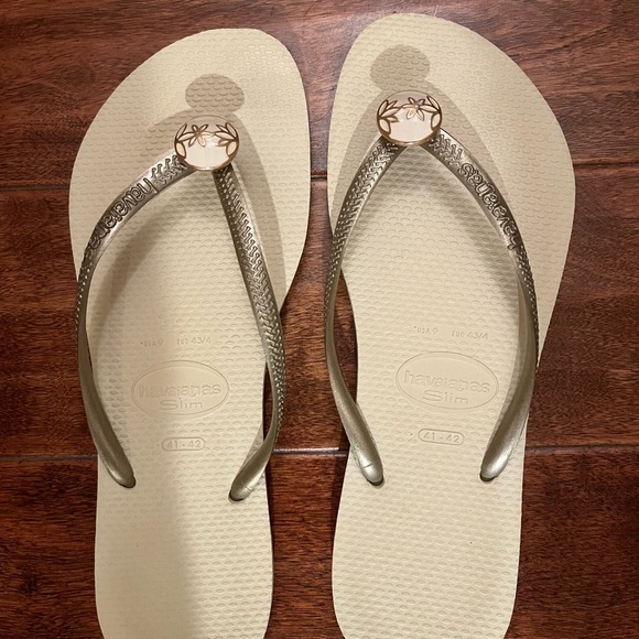 Havaianas Cream and Gold Sandals with Crystal Embellishments - Picture 2 of 4